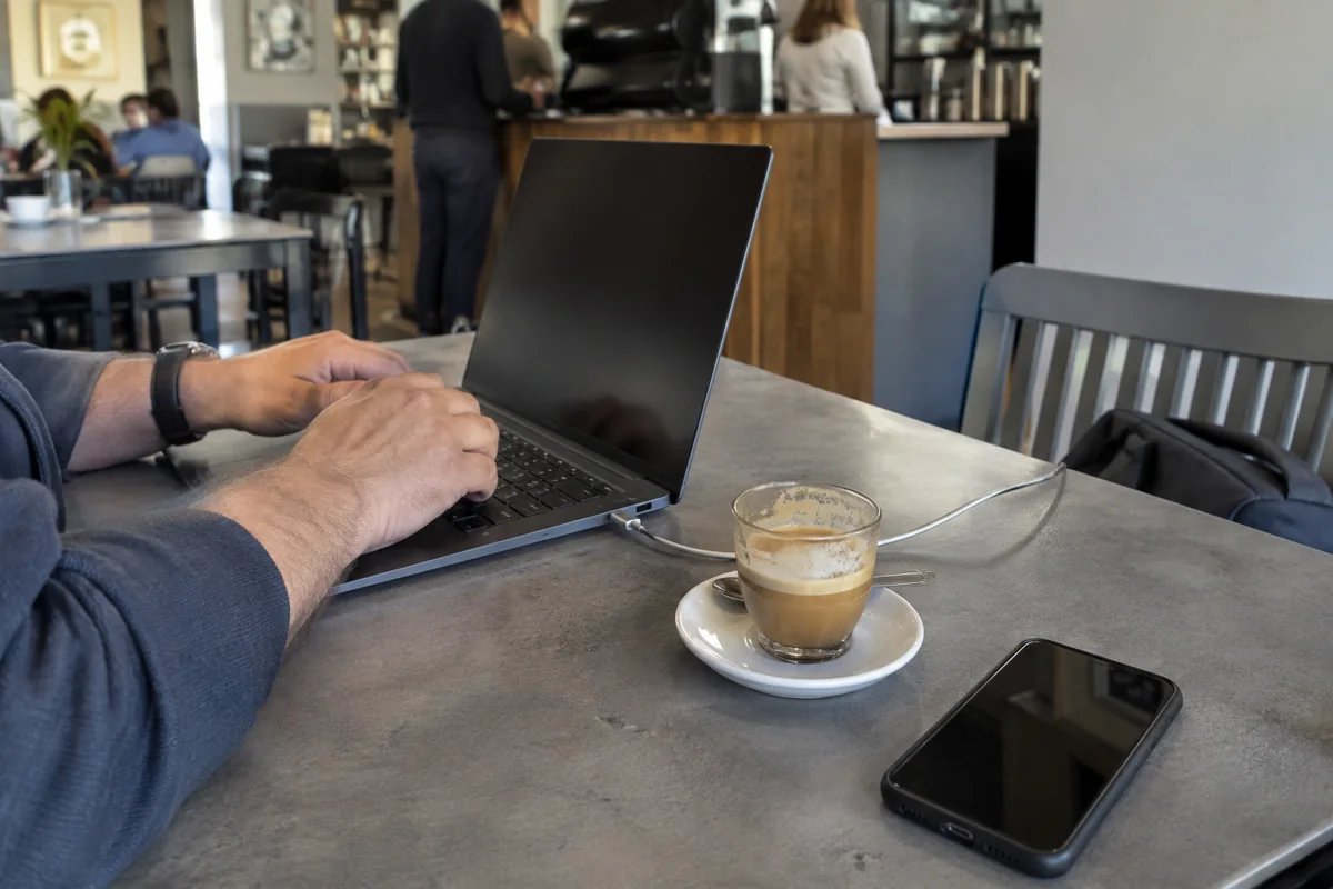 Mit dem Laptop im Café arbeiten