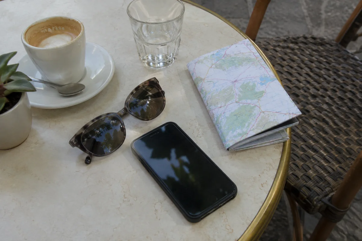 Smartphone und Straßenkarte für unterwegs