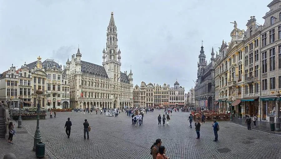 Grand-Place mit Rathaus und Gildehäusern in Brüssel