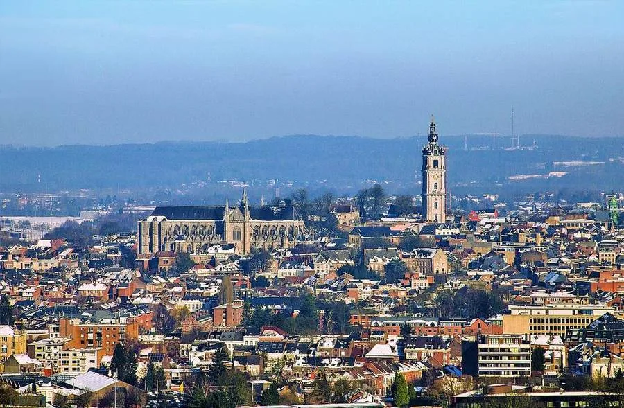 Blick über Mons vom Mont Héribus