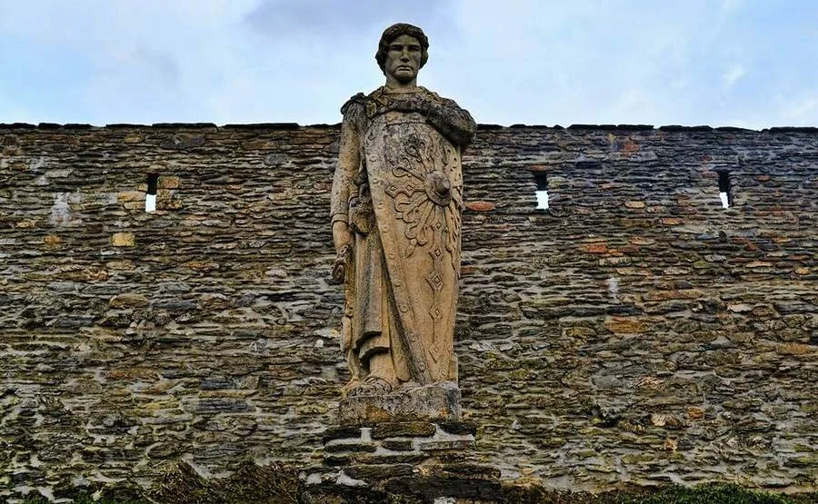 Gottfried-von-Bouillon-Statue an der Burg