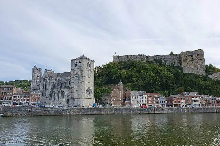 Stiftskirche und Zitadelle von Huy an der Maas