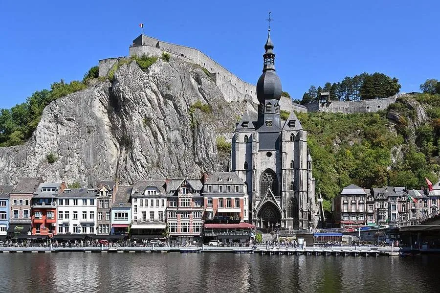 Dinant mit Stiftskirche und Zitadelle an der Maas