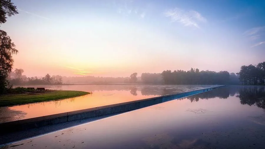 Radweg durch das Wasser in Bokrijk im Morgenlicht
