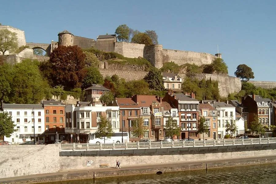 Häuser an der Maas unterhalb der Zitadelle von Namur