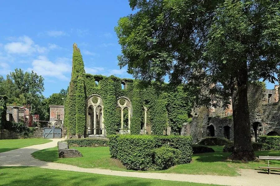 Begrünte Klosterruinen in Villers-la-Ville