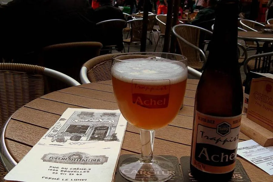 Achel-Bier auf einem Tisch im Brüsseler Poechenellekelder