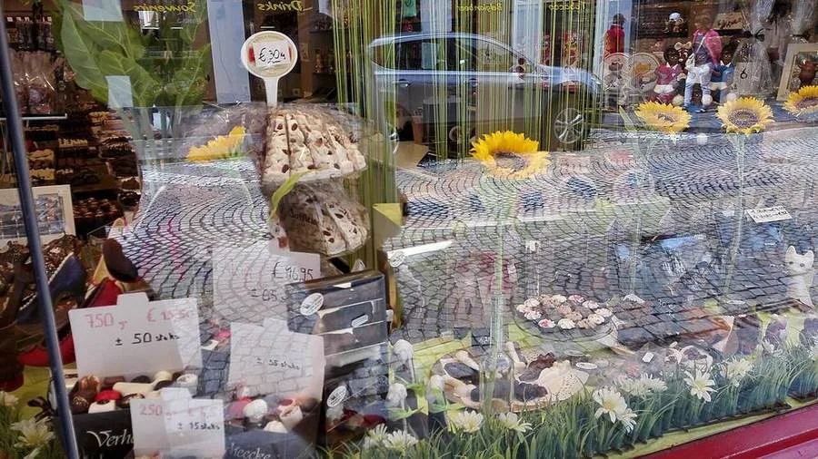 Schaufenster eines Schokoladengeschäfts in Brügge