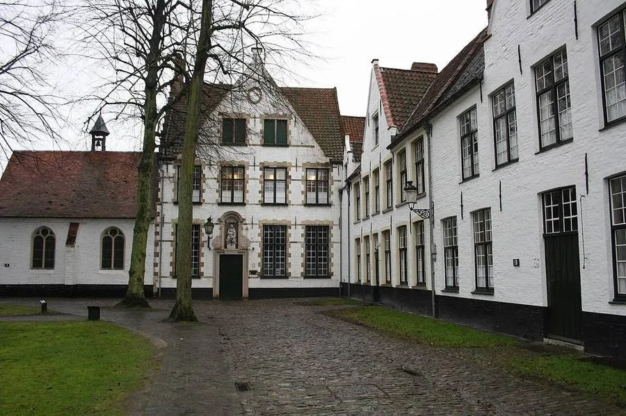 Häuser und Bäume im Beginenhof von Brügge