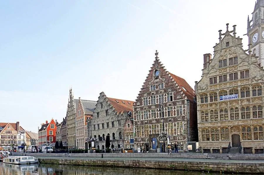 Gildehäuser am Wasser in Gent