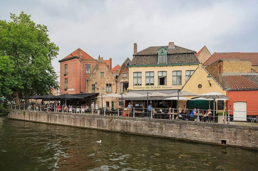 Häuser und Terrassen am Coupure-Kanal in Brügge