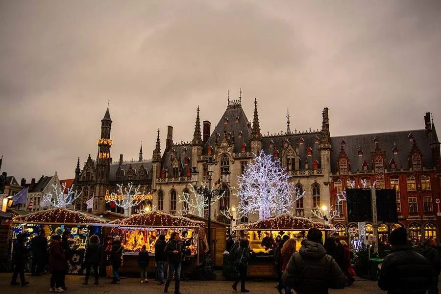 Weihnachtsmarkt auf dem Markt in Brügge