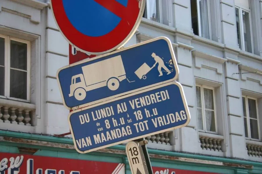 Zweisprachiges Verkehrsschild in Brüssel