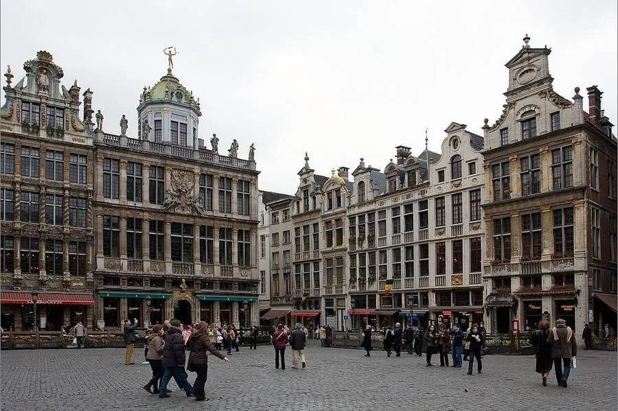 Gildehäuser und Besucher auf der Grand-Place in Brüssel