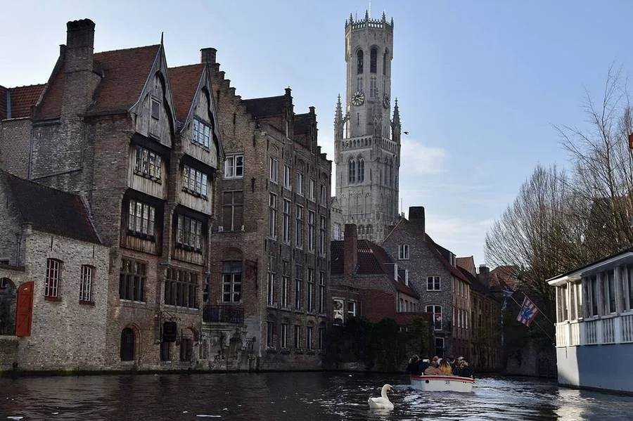 Gracht am Rozenhoedkaai mit dem Belfried von Brügge