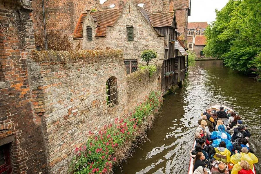 Ausflugsboot auf einer Gracht in Brügge