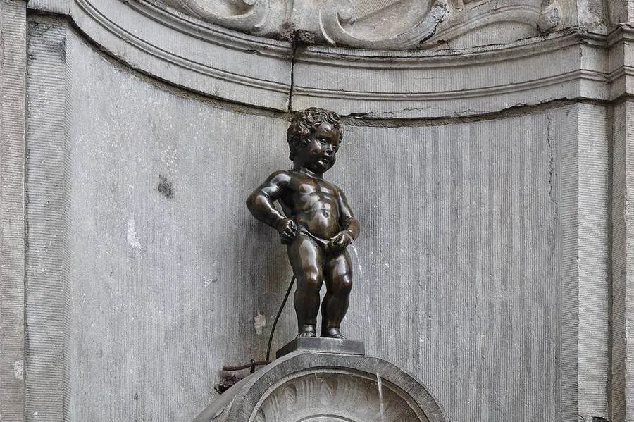 Die Brunnenfigur Manneken Pis in Brüssel