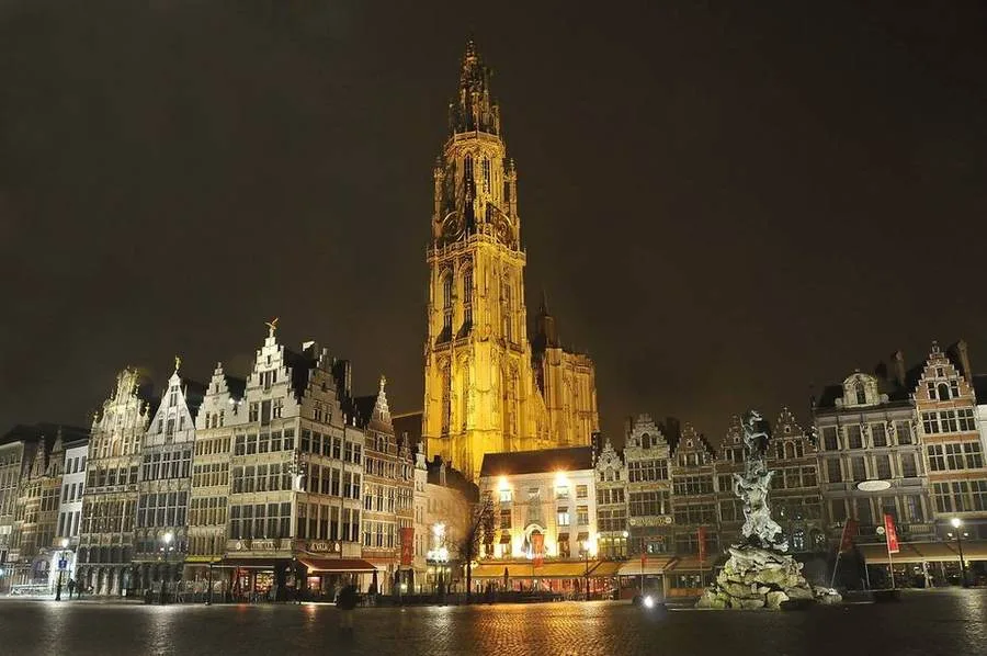 Nächtlicher Blick auf den Grote Markt und die Kathedrale in Antwerpen