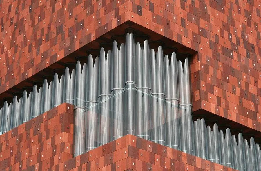 Geschwungene Glasflächen und roter Sandstein am MAS in Antwerpen