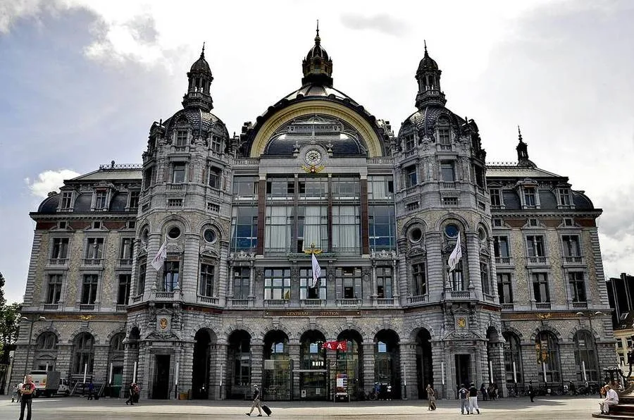 Fassade des Hauptbahnhofs Antwerpen-Centraal