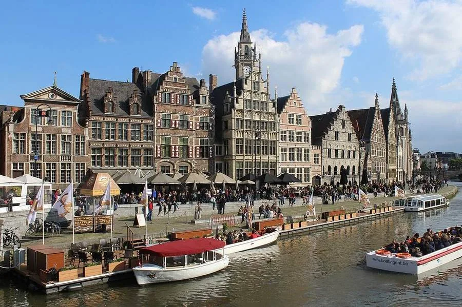 Gildehäuser und Boote an der Graslei in Gent