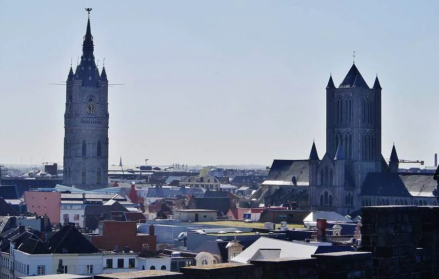 Blick auf Belfried und Sankt-Nikolaus-Kirche in Gent