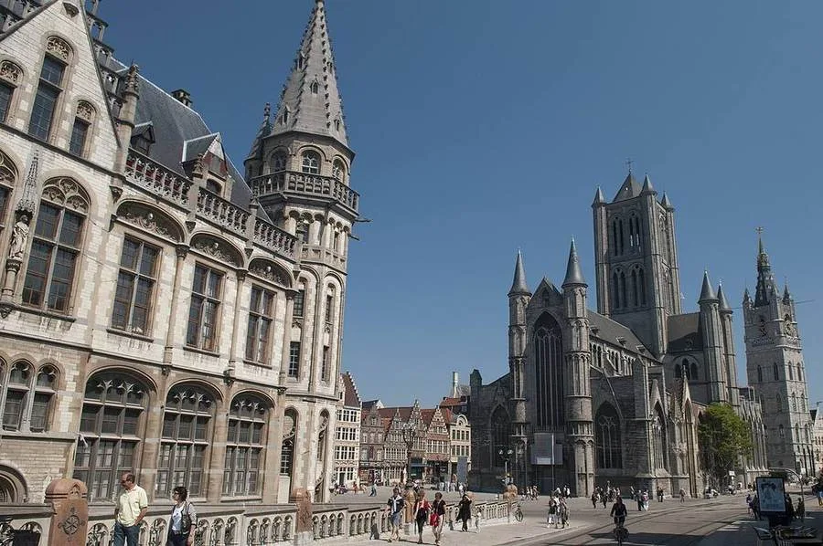 Historische Post, Sankt-Nikolaus-Kirche und Belfried in Gent