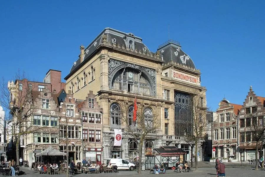 Volkshuis am Vrijdagmarkt in Gent