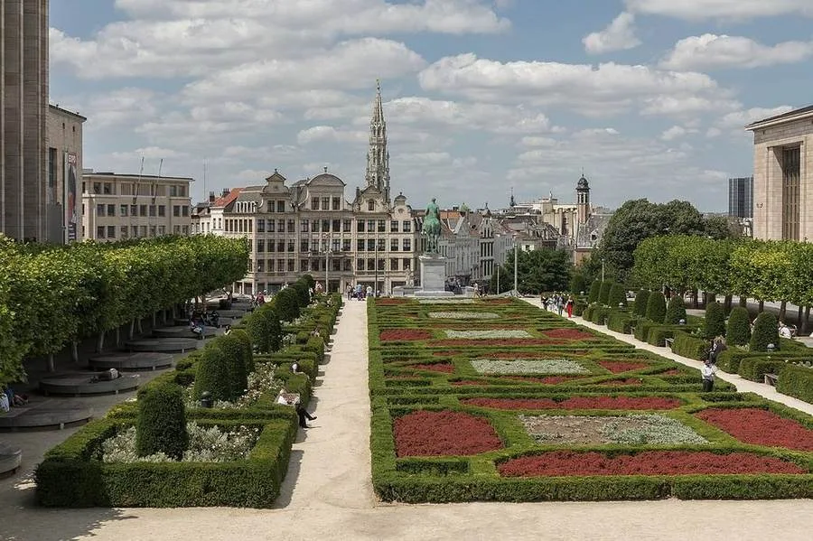 Garten am Kunstberg mit Blick auf das Brüsseler Rathaus