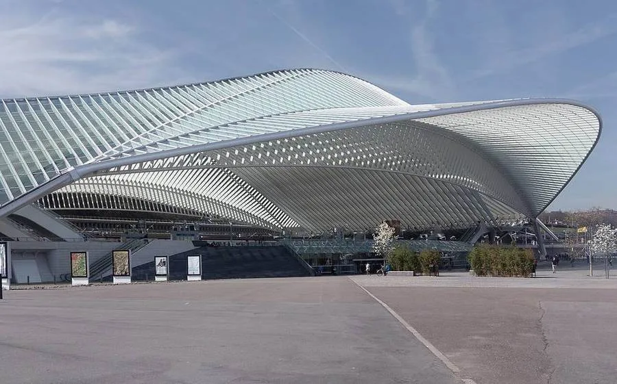 Vorplatz und Dach des Bahnhofs Liège-Guillemins