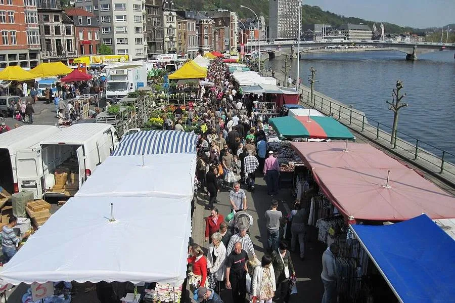 Stände des Sonntagsmarkts La Batte an der Maas