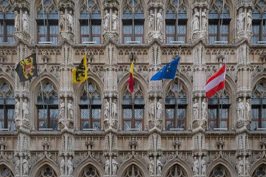 Figurenreiche Fassade des Rathauses von Löwen