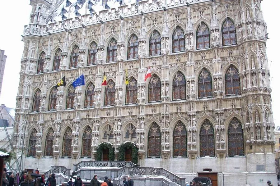 Rathaus von Löwen mit Weihnachtsdekoration
