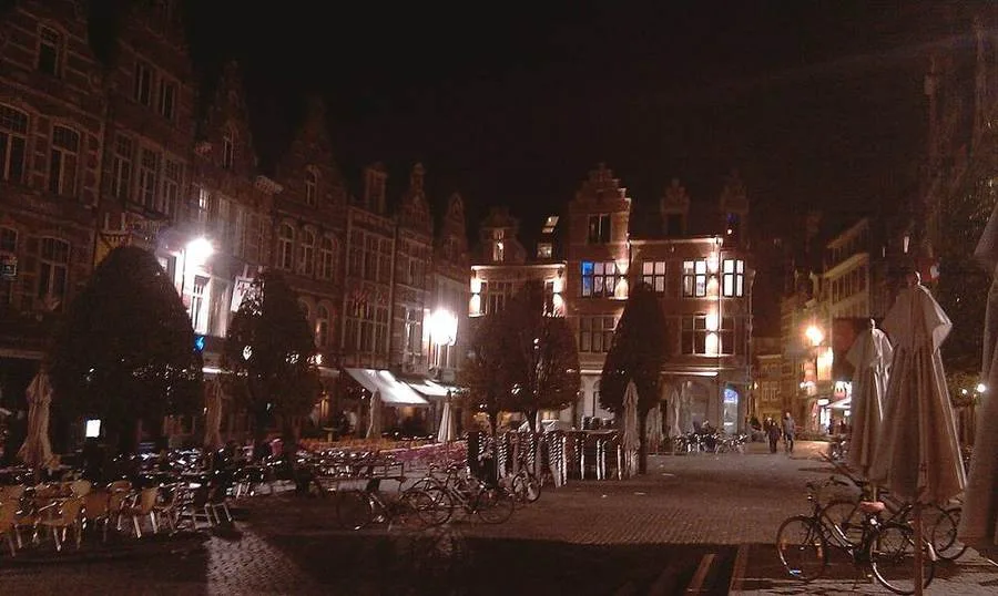 Abendliche Terrassen am Oude Markt in Löwen