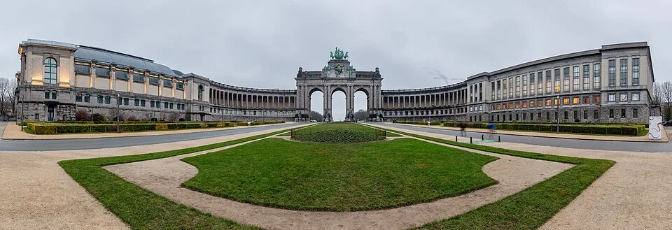 Triumphbogen und Parkanlage im Jubelpark in Brüssel