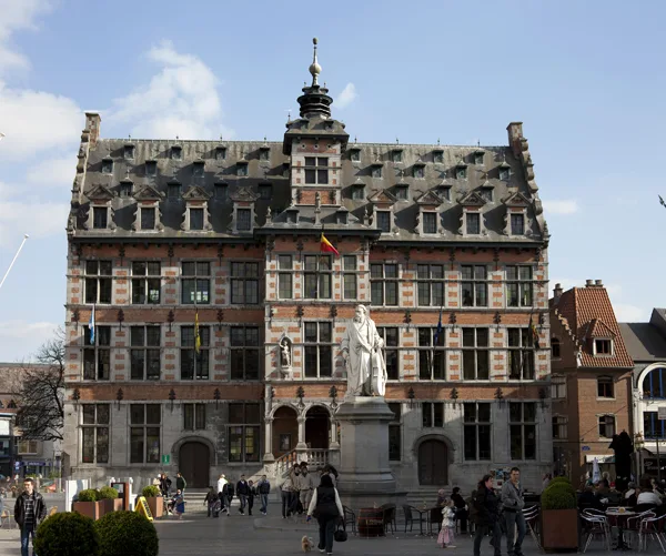 Rathaus und Servais-Denkmal in Halle