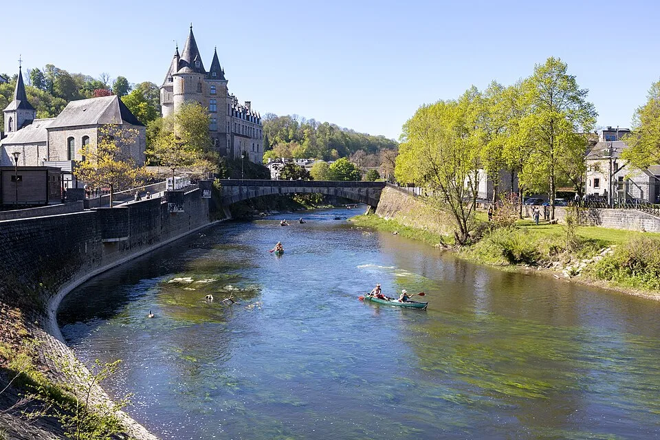 Die Ourthe und das Schloss in Durbuy