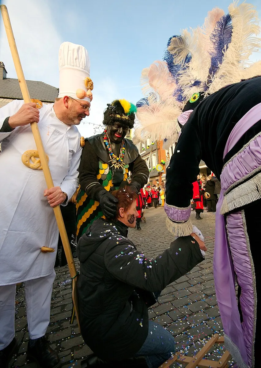 Traditionelle Masken beim Cwarmê von Malmedy