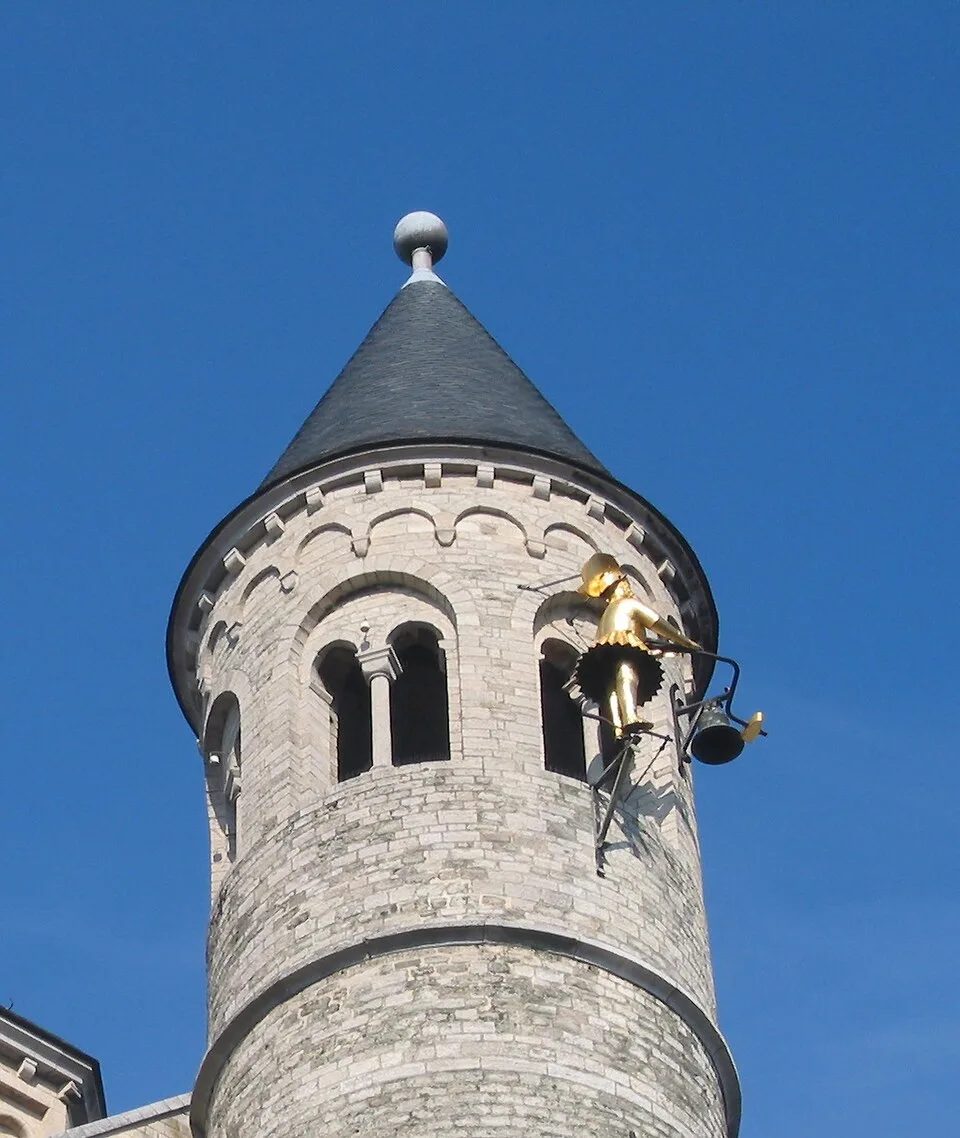 Figur Jean de Nivelles am Kirchturm