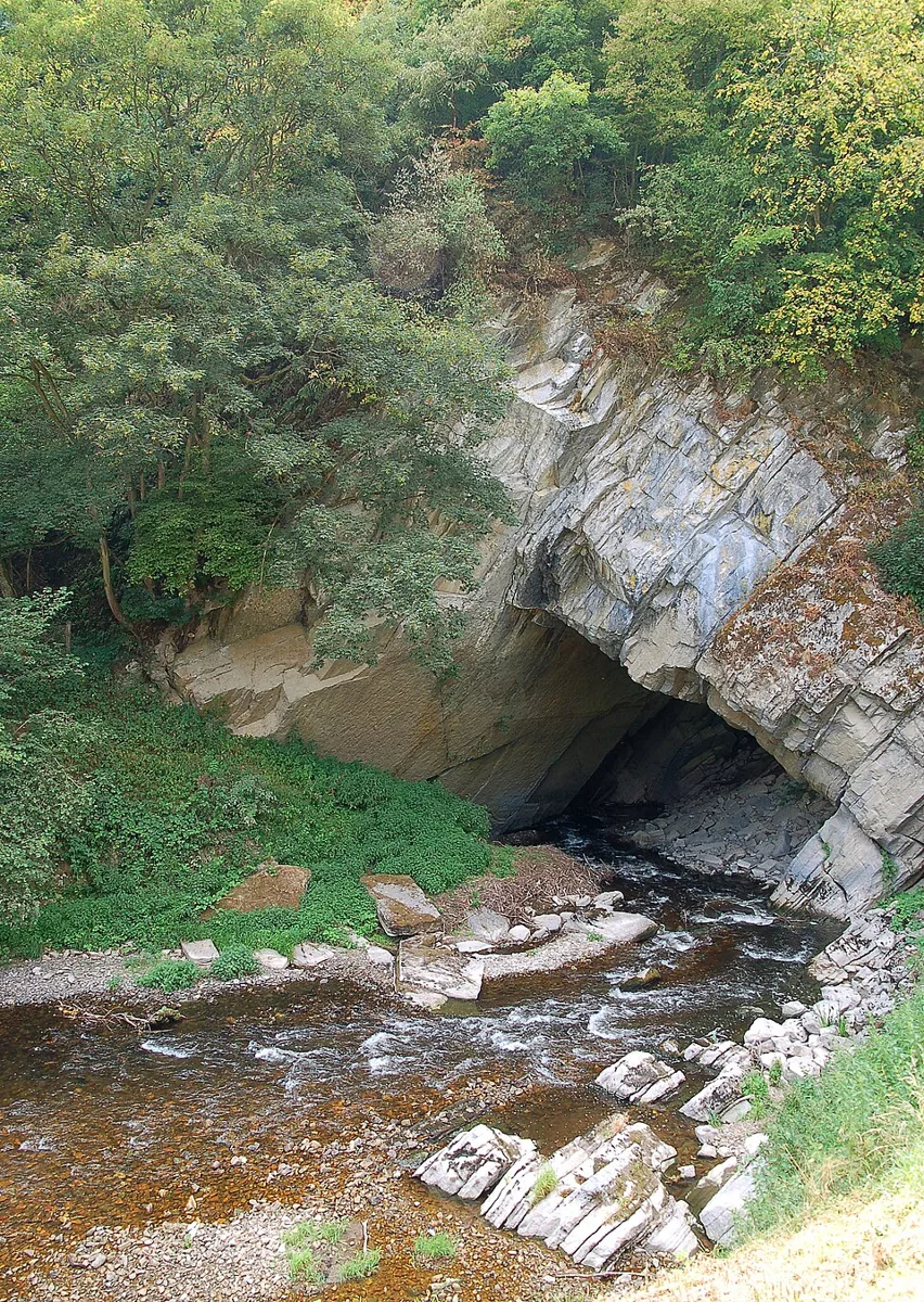 Gouffre de Belvaux, wo die Lesse unter der Erde verschwindet