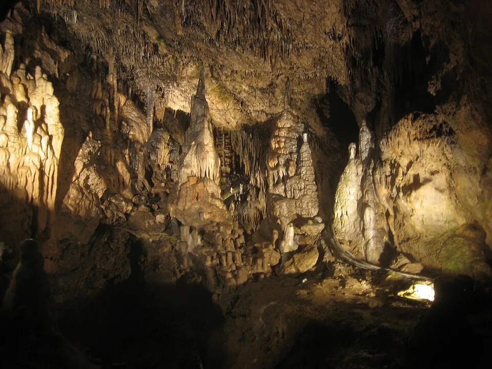 Tropfsteine in den Höhlen von Han-sur-Lesse