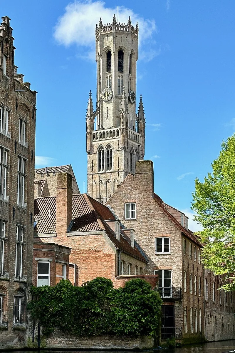 Blick vom Kanal zum Belfried in Brügge
