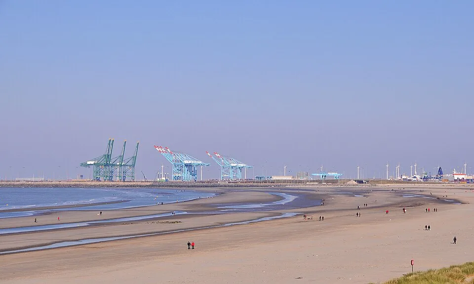 Breiter Sandstrand in Zeebrügge
