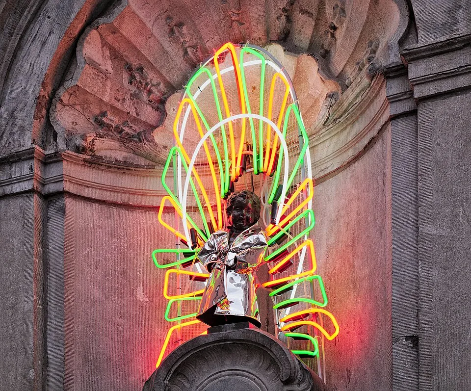 Manneken Pis im tausendsten Kostüm