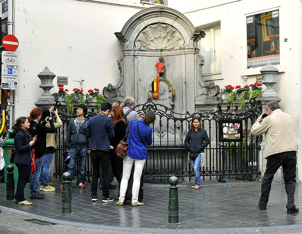 Manneken Pis mit seiner Brunnennische und Umgebung