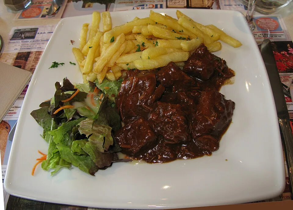 Carbonnade flamande mit Fritten auf einem Teller