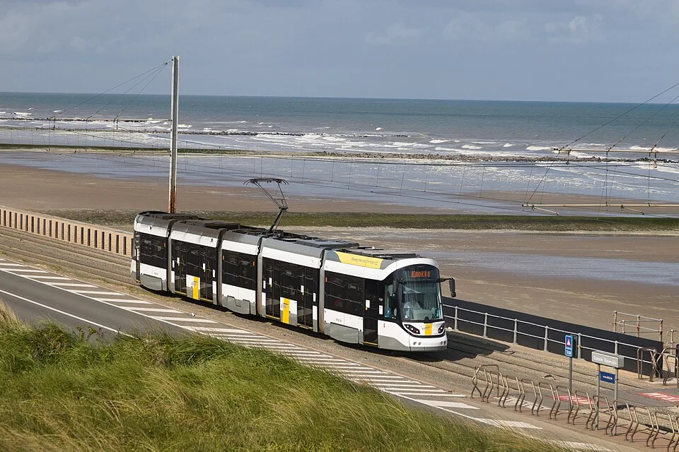 Moderner Kusttram-Triebwagen bei Raversijde