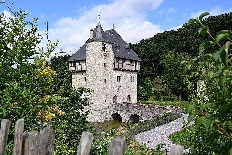 Burg Crupet im gleichnamigen Dorf