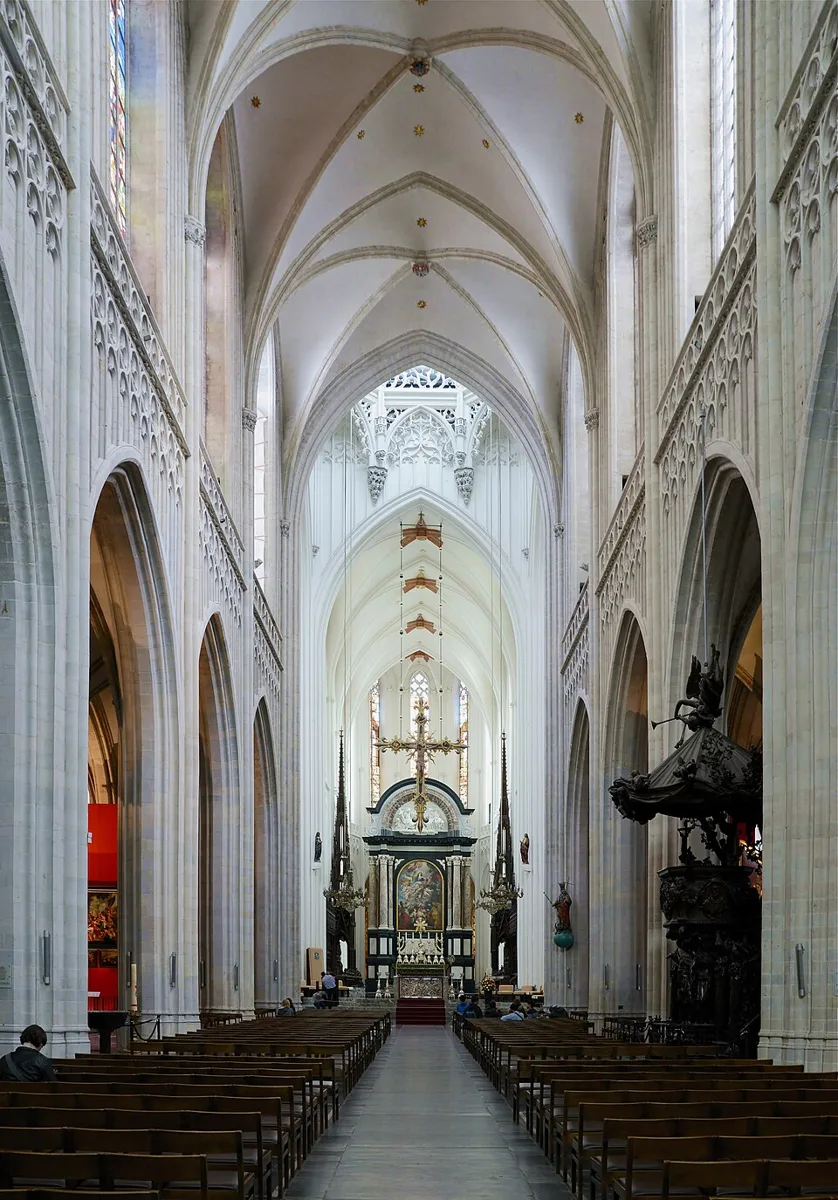 Kirchenschiff der Liebfrauenkathedrale in Antwerpen
