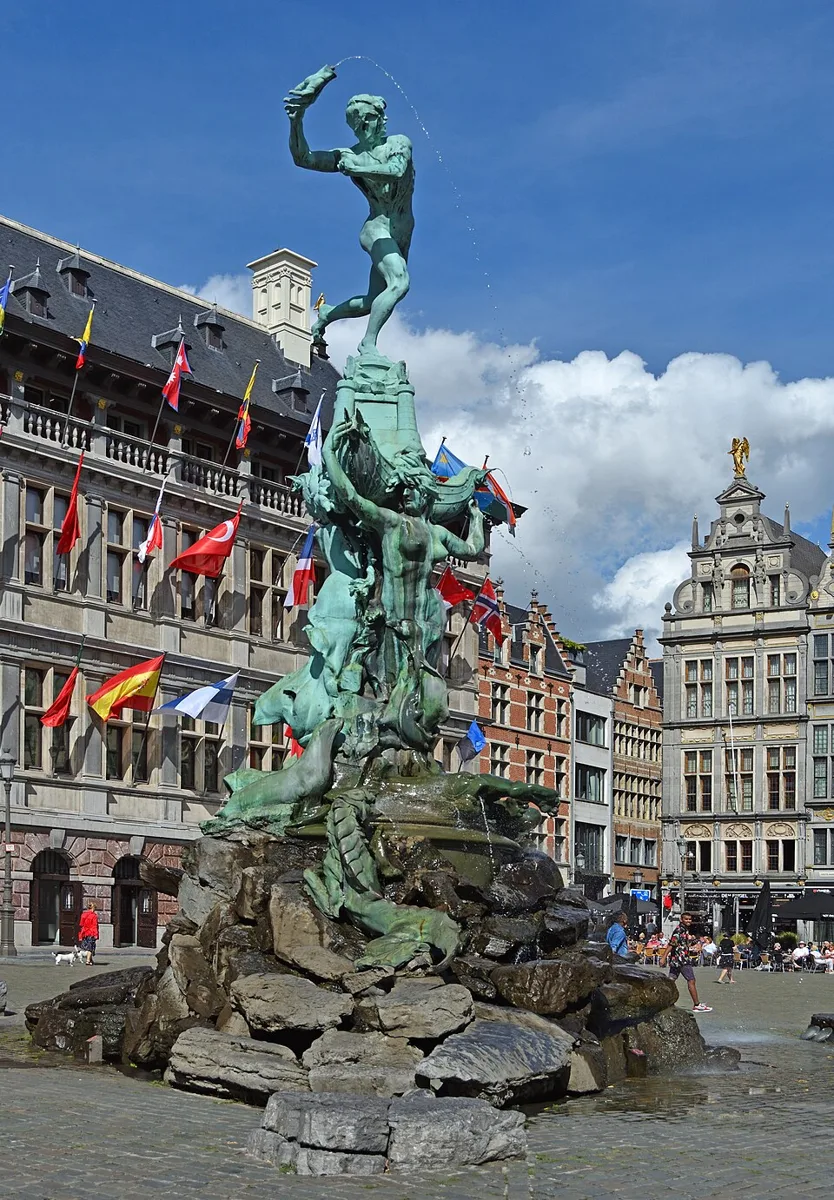 Detail des Brabobrunnens am Grote Markt in Antwerpen